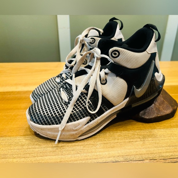 Nike Lebron James Witness Bball sneaker (youth) - Picture 6 of 15